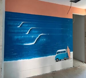 Veduta frontale del murale con mare, onde e furgoncino