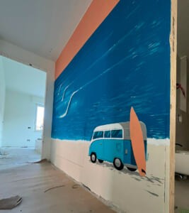 Murale d'interni con mare e furgoncino visto di lato