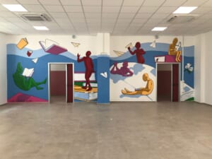 Veduta d'insieme dell'atrio con il murale sulla lettura