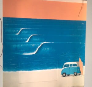 Murale d'interni con mare blu, onde e furgoncino con tavola da surf