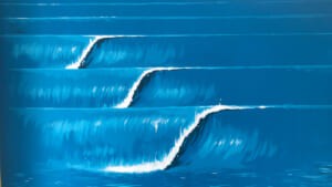 Dettaglio delle onde stilizzate dipinte sul muro blu