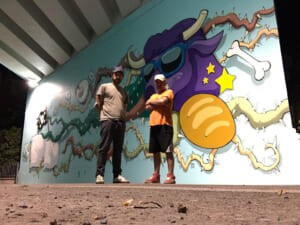Gli artisti posano davanti al murale finito
