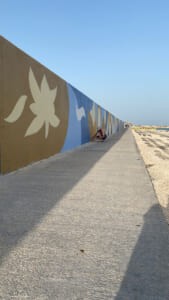 Dettaglio del murale del molo con uccello stilizzato