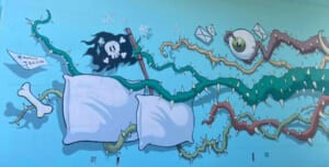 Dettaglio del murale con bandiera pirata e cuscino