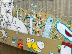 Primo piano del ritratto di Tonino Guerra nel murale