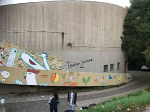 Murale dedicato a Tonino Guerra su un edificio in cemento