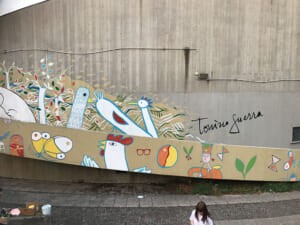 Dettaglio del murale dedicato a Tonino Guerra con figure colorate