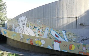 Dettaglio del murale dedicato a Tonino Guerra con il ritratto del poeta