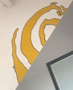 Spirale dorata dipinta in un angolo di una stanza
