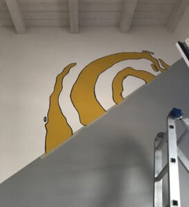 Dettaglio di una spirale dorata dipinta su una parete