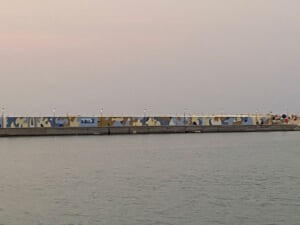Il molo dipinto all'alba vista dal mare