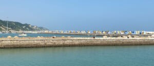 Veduta del molo del porto dal mare