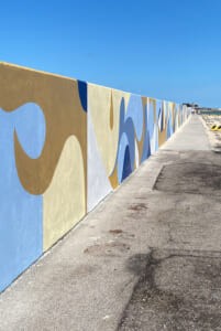 Murale lungo il molo del porto realizzato con Hazul