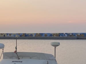 Veduta del molo dipinto al tramonto