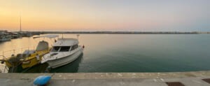 Barca ormeggiata nel porto al tramonto