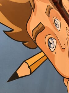 Dettaglio del murale con un bambino e una matita