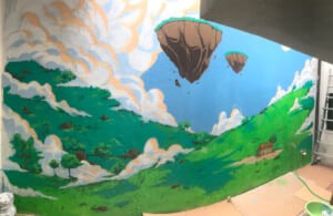 Murale d'interni con prati verdi e rocce sospese nel cielo