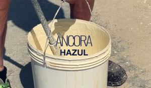 Secchio di vernice con le scritte "Ancora" e "Hazul"