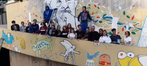 Foto di gruppo davanti al murale dedicato a Tonino Guerra
