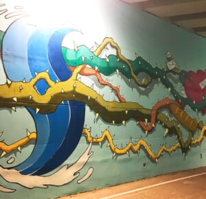 Dettaglio del murale con onde blu stilizzate