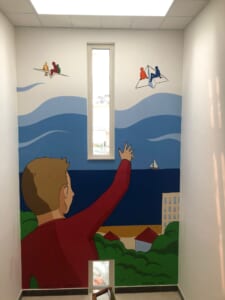 Corridoio con murale di figure che leggono